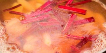 свекольник холодный с ботвой