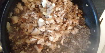 свекольник с грибными пельмешками