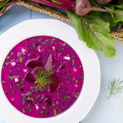 Свекольник с сельдереем, ботвой и зеленым салатом