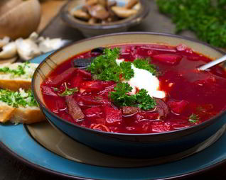 Теплый свекольник с мясом и ботвой