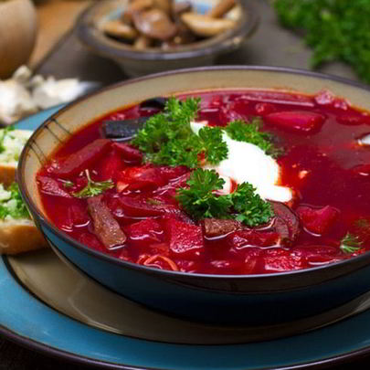 Теплый свекольник с мясом и ботвой