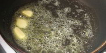 сливочно-сырный суп с чесночными сухариками