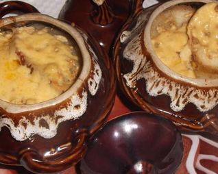 Сырно-луковый суп с чесночными гренками