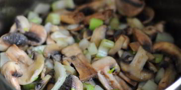 сырный крем-суп с грибами и сельдереем