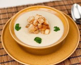 Сырный суп из лесных грибов с крутонами