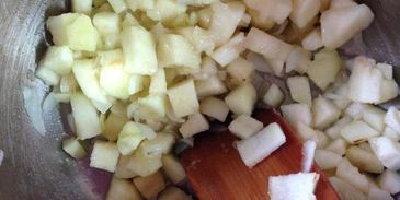 сырный суп с грушей и грецкими орехами