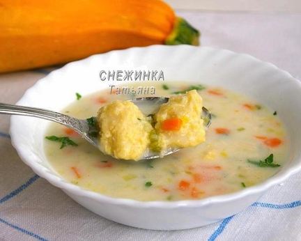 Сырный суп с клецками из кабачка и сыра Джюгас