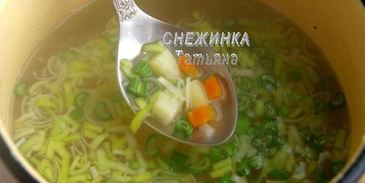 сырный суп с клецками из кабачка и сыра джюгас
