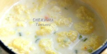 сырный суп с клецками из кабачка и сыра джюгас