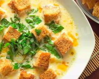 Сырный суп с курицей и сухариками