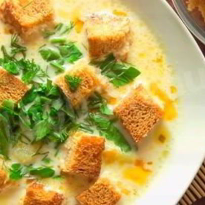 Сырный суп с курицей и сухариками