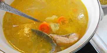 рыбный суп уха из кеты