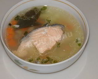 Рыбный суп уха из лосося