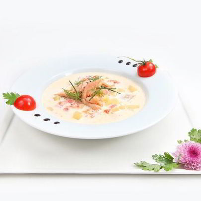 Сливочная уха с копченой форелью и томатами