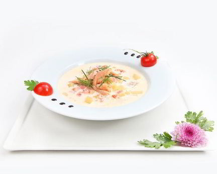 Сливочная уха с копченой форелью и томатами