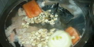 уха из семги с помидорами