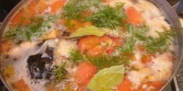 уха из семги с помидорами