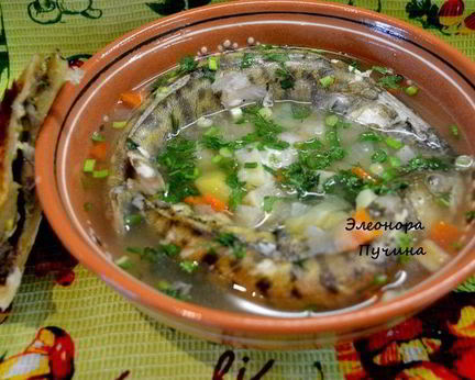 Уха в горшочке с грибным пирогом