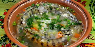 уха в горшочке с грибным пирогом