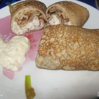 Блинчики с курицей под яблочно-чесночным соусом