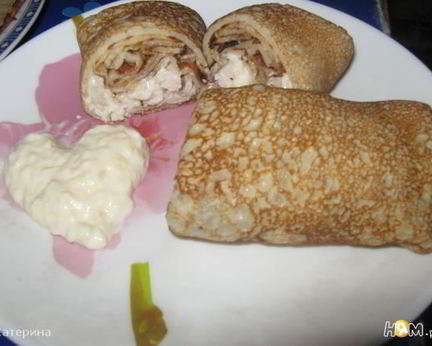 Блинчики с курицей под яблочно-чесночным соусом