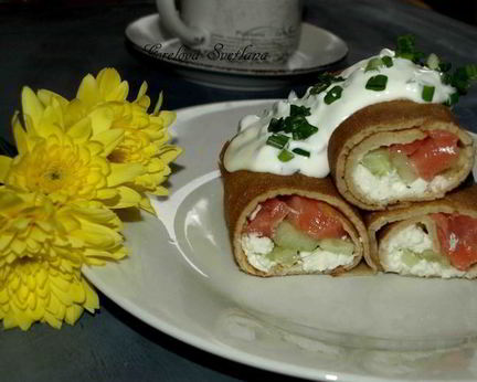 Блины с деревенским сыром, форелью и огурцами