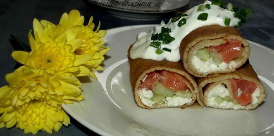 Рецепт блинов с деревенским сыром, форелью и огурцами