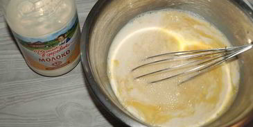 блины с деревенским сыром, форелью и огурцами