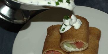 блины с деревенским сыром, форелью и огурцами