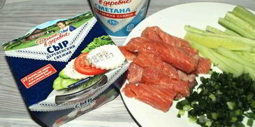 блины с деревенским сыром, форелью и огурцами