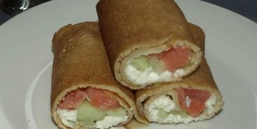 блины с деревенским сыром, форелью и огурцами