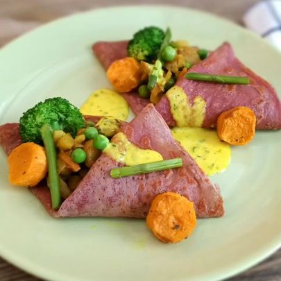 Свекольные блины с овощами и соусом карри