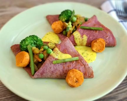 Свекольные блины с овощами и соусом карри