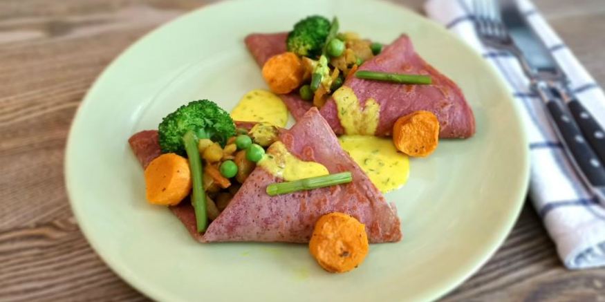 Рецепт свекольных блинов с овощами и соусом карри