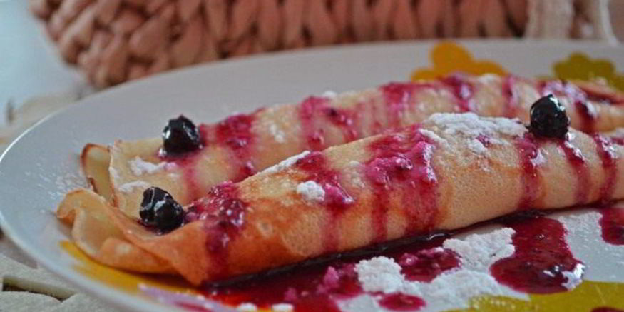 Рецепт ванильных блинчиков с воздушной творожно-ягодной начинкой
