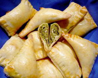 Булочки из слоеного теста с песто из руколы и кешью