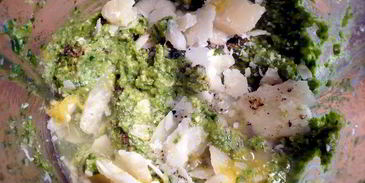 булочки из слоеного теста с песто из руколы и кешью