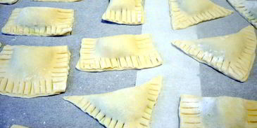 булочки из слоеного теста с песто из руколы и кешью