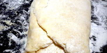 булочки из слоеного теста с песто из руколы и кешью