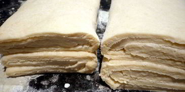 булочки из слоеного теста с песто из руколы и кешью