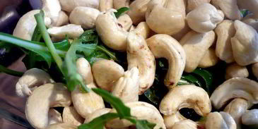 булочки из слоеного теста с песто из руколы и кешью