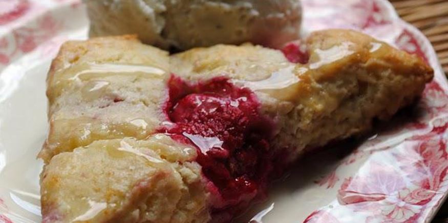 Рецепт булочек с малиной и лимонной глазурью