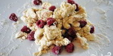 булочки с малиной и лимонной глазурью