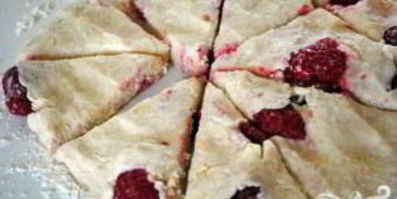 булочки с малиной и лимонной глазурью