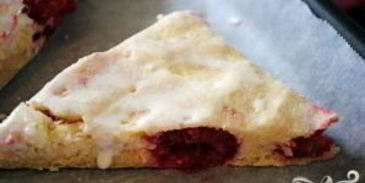 булочки с малиной и лимонной глазурью