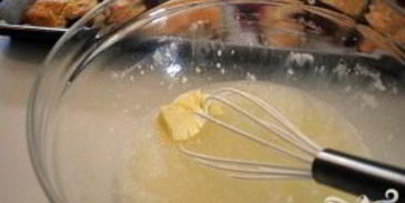 булочки с малиной и лимонной глазурью