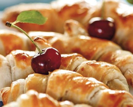 Быстрые круассаны с вишневой начинкой