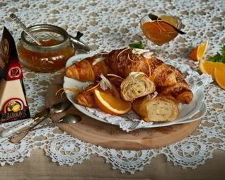 Круассаны с сыром и апельсиновым джемом