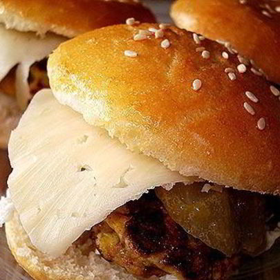 Курочка на булочке с кунжутом