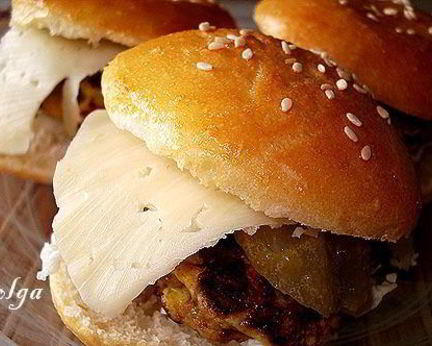 Курочка на булочке с кунжутом